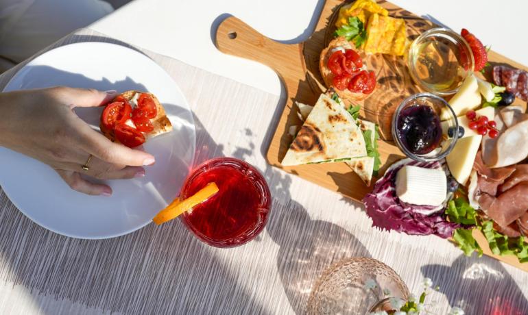 Antipasto con bruschetta, formaggi, salumi e cocktail.