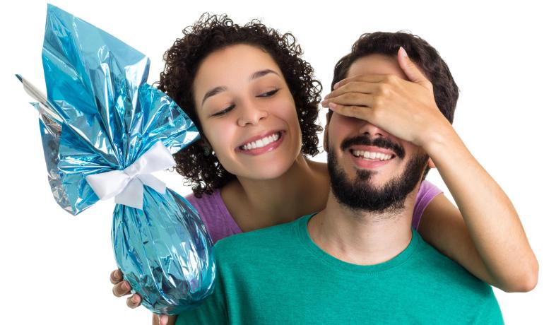 Donna sorprende uomo con uovo di Pasqua blu.