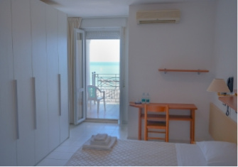 Camera luminosa, vista mare, arredi semplici, atmosfera rilassante e fresca brezza marina.