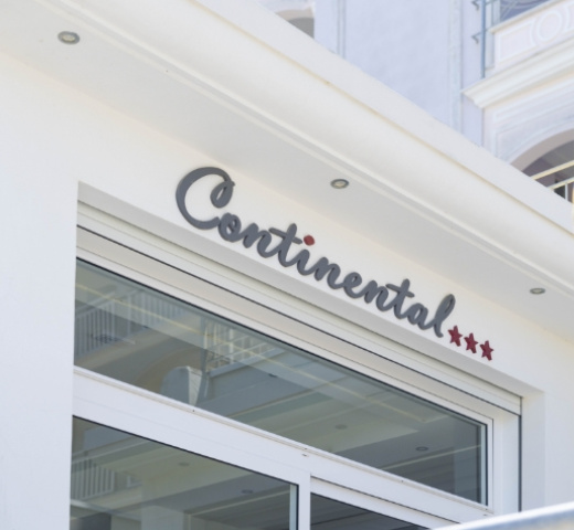 Insegna di un hotel chiamato Continental con tre stelle rosse.